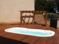 terrasse_bois_piscine_exotique_pergola